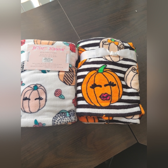 Betsey Johnson Pumpkin hand towels - Picture 2 of 2